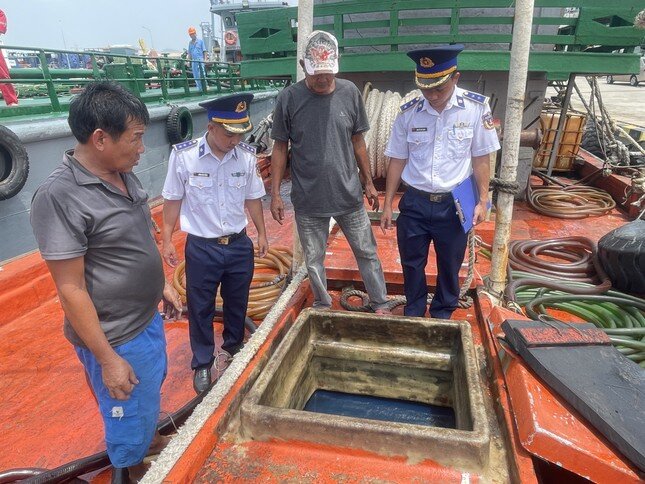 Cảnh sát biển phát hiện tàu cá vận chuyển 80.000 lít dầu D.O trái phép