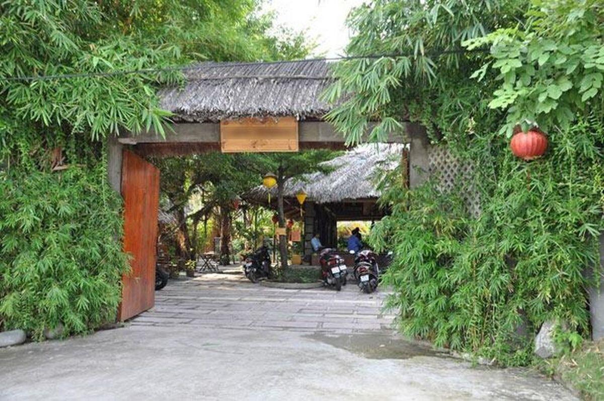 Nhà lá 1.800m2 đẹp nhu resort của Johnny Trí Nguyễn