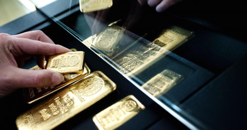 Vàng thế giới neo ở mức cao sau khi tăng vọt hơn 30 USD/ounce, vàng SJC tiếp tục "ru ngủ" nhà đầu tư