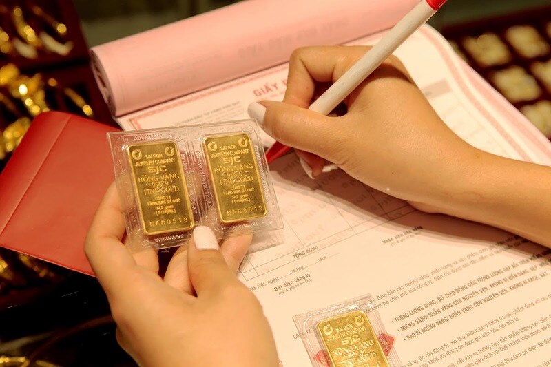Cấm mua vàng bằng tiền mặt - sấp ngửa loay hoay