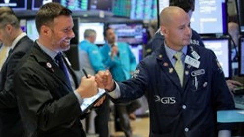 S&P 500 lần đầu tiên vượt mốc 5,500 điểm