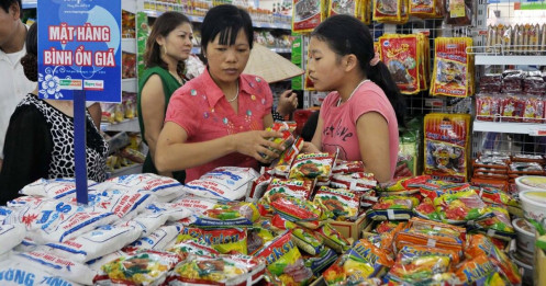Siêu thị ngăn chặn tình trạng "té nước" theo lương