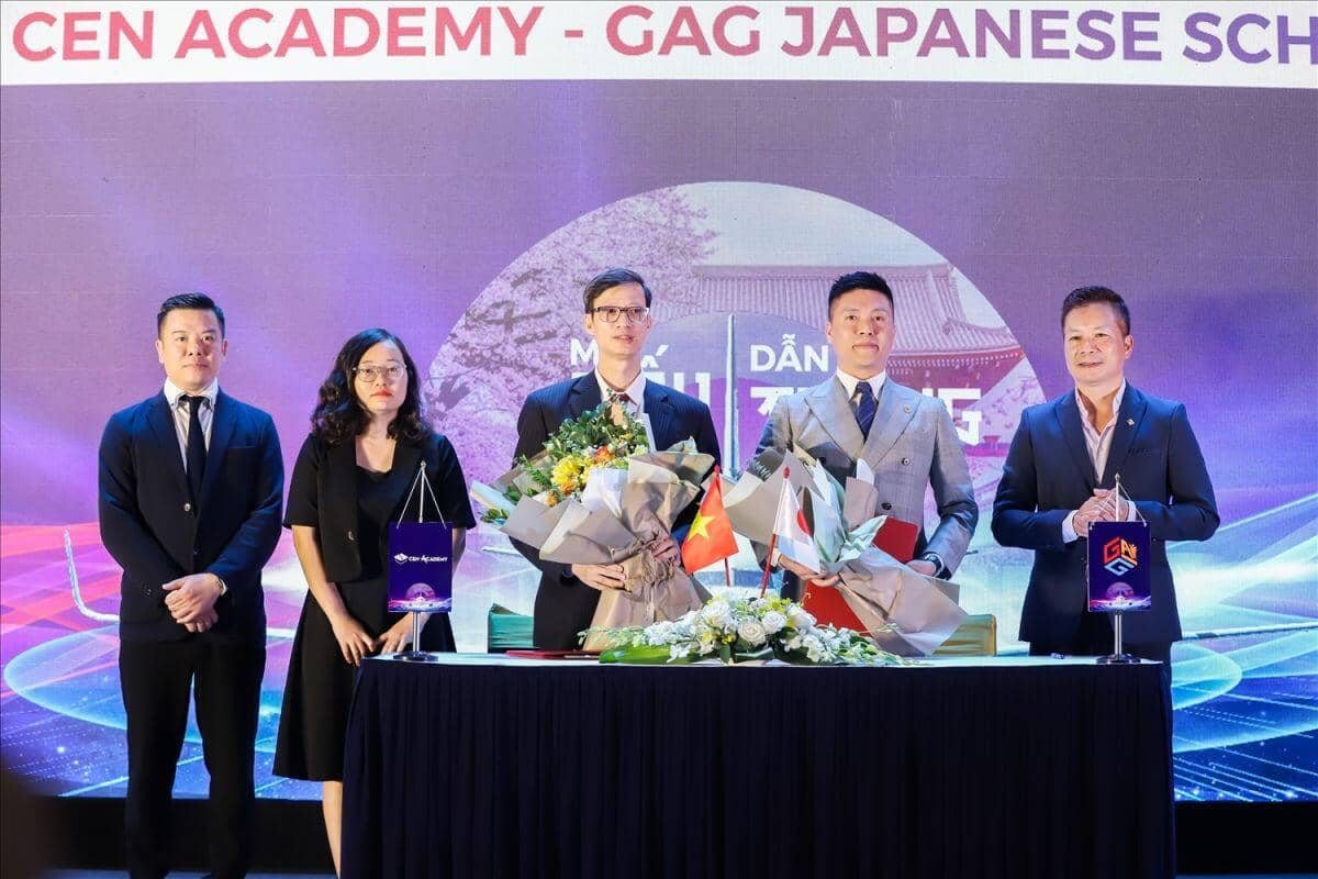 Cú bẻ lái bất ngờ của Cen Land