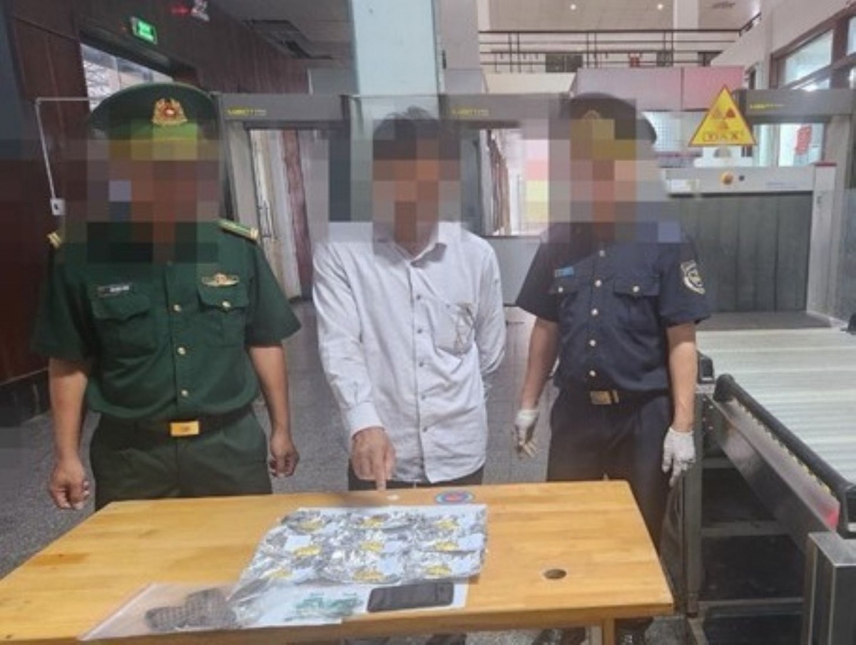 Khởi tố người đàn ông buộc 1,1 kg vàng vào người rồi nhập cảnh vào Việt Nam