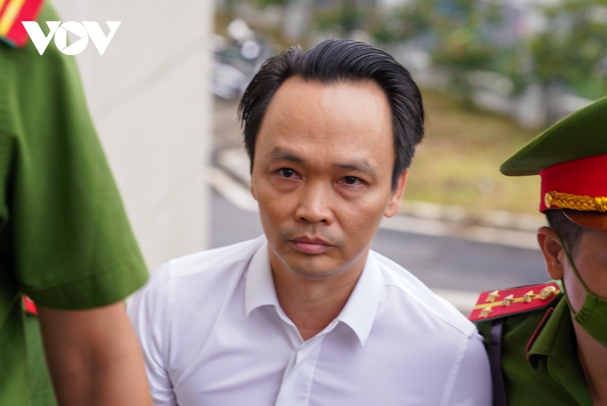 Cựu Chủ tịch FLC Trịnh Văn Quyết mặc áo sơ mi trắng hầu tòa