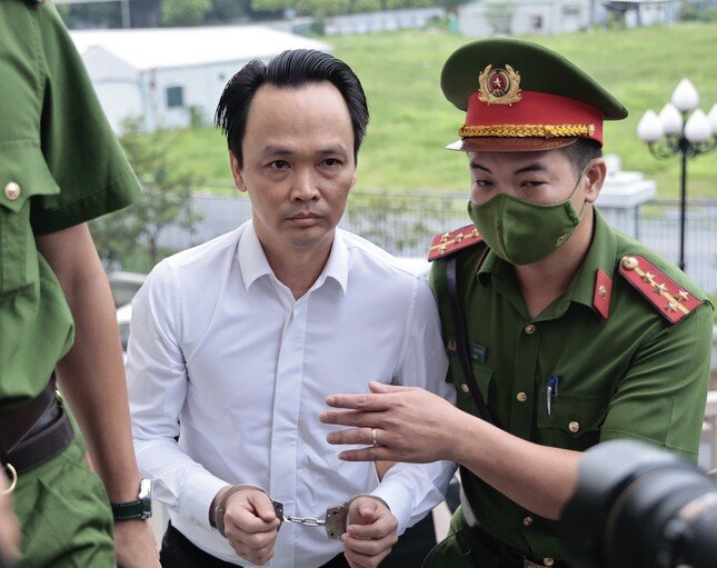 Hình ảnh dẫn giải cựu Chủ tịch Tập đoàn FLC Trịnh Văn Quyết ra tòa