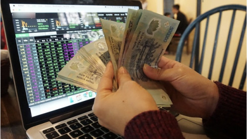 Nhóm trong nước rủ nhau bán, khối ngoại "cân tất"