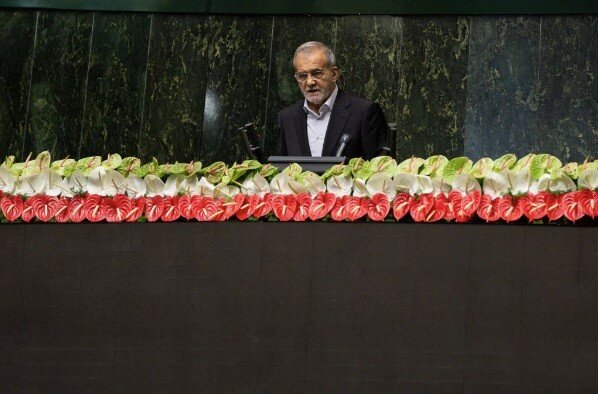 Tổng thống Iran đối mặt với cuộc khủng hoảng lớn ngay trong ngày nhậm chức
