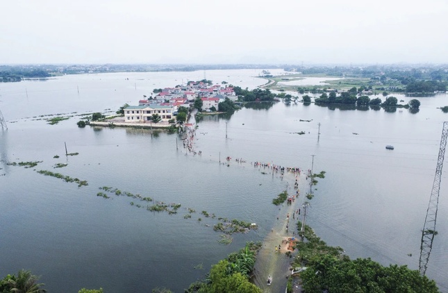 NÓNG: Mực nước hồ Sơn La, Tuyên Quang lên cao, yêu cầu mở thêm cửa xả lũ