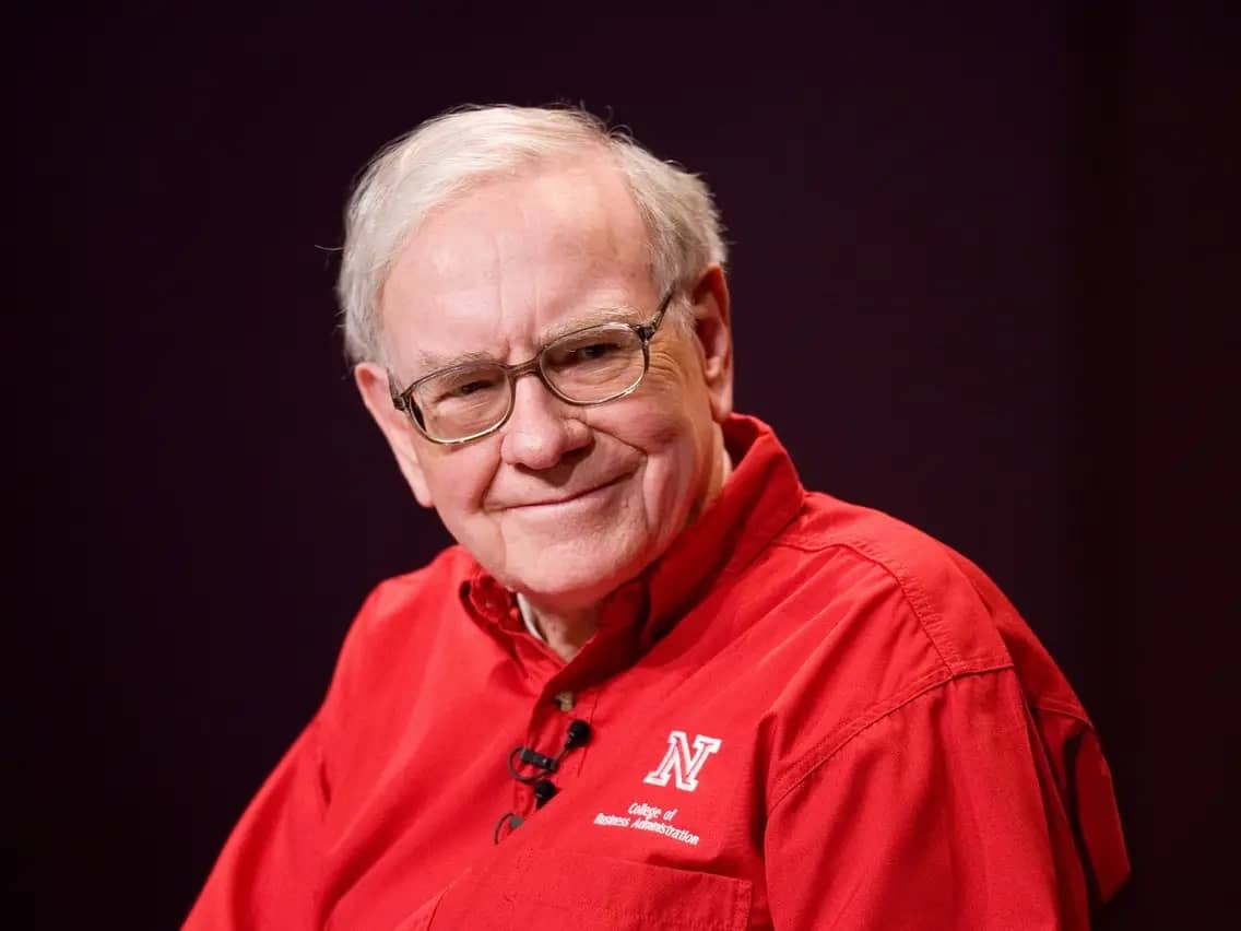 Warren Buffett nắm trái phiếu kho bạc còn nhiều hơn Fed