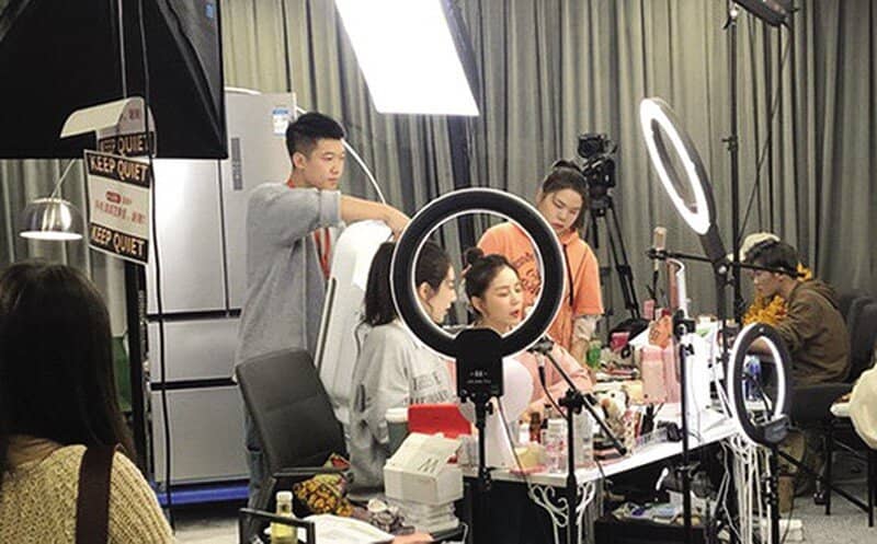 “Miếng bánh” livestream bán hàng còn "ngọt"?