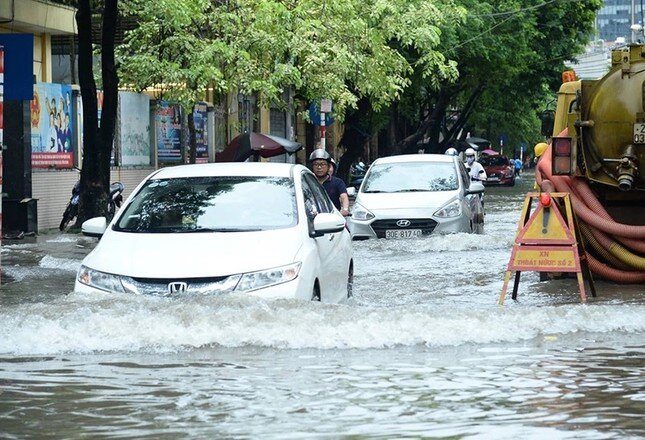 Một số kinh nghiệm bảo vệ ô tô ngày mưa bão