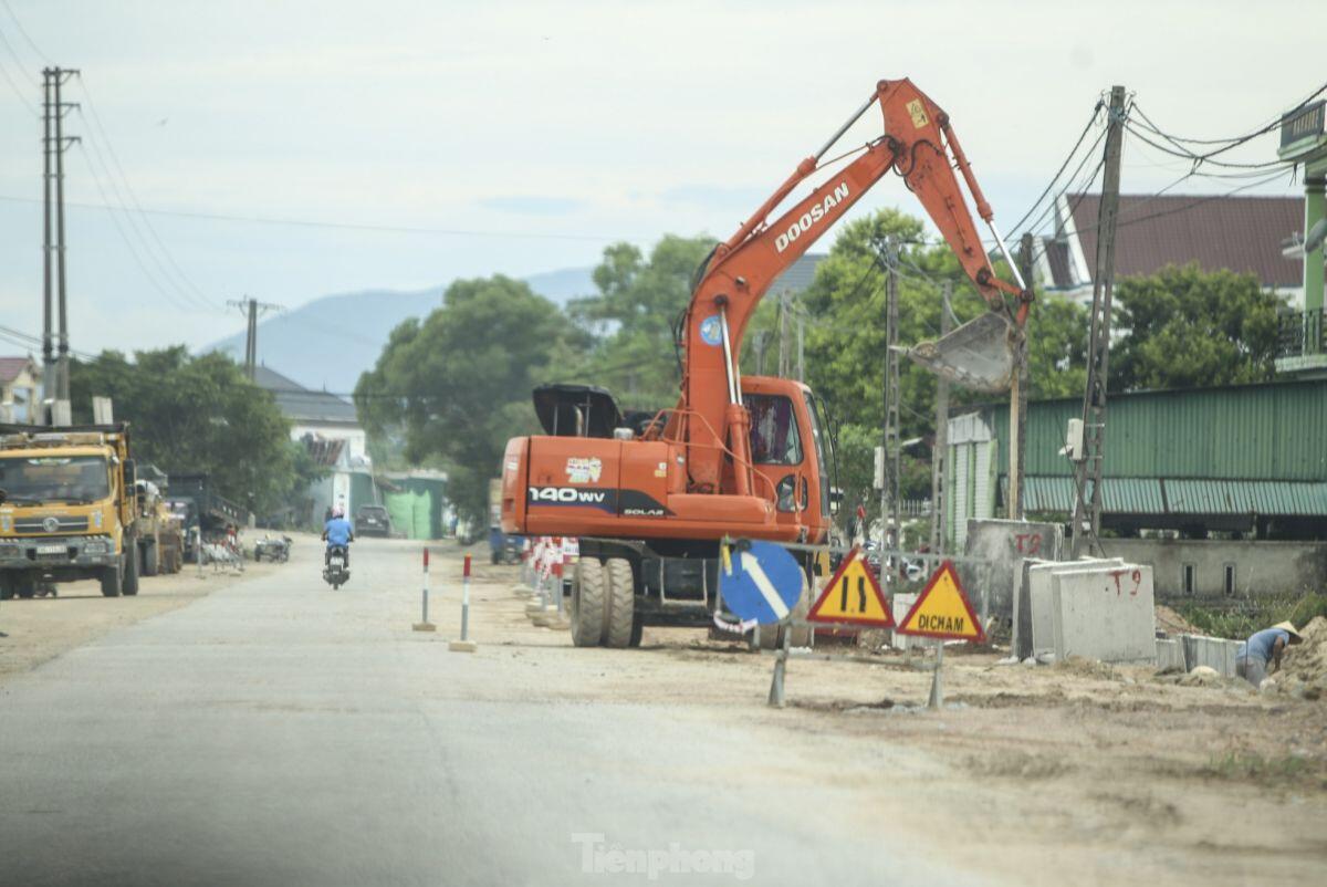 Quốc lộ 1.100 tỷ đồng ngổn ngang trước mùa mưa bão