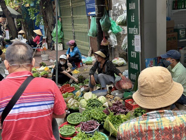 Rau xanh chợ dân sinh Hà Nội tăng giá gấp 2 lần