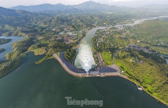 Bộ trưởng Nông nghiệp lệnh Giám đốc Thủy điện Thác Bà đóng 2 cửa xả lũ