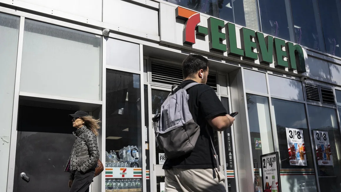 7-Eleven đóng hơn 400 cửa hàng giữa lúc Couche-Tard tăng giá thâu tóm lên 47 tỷ USD