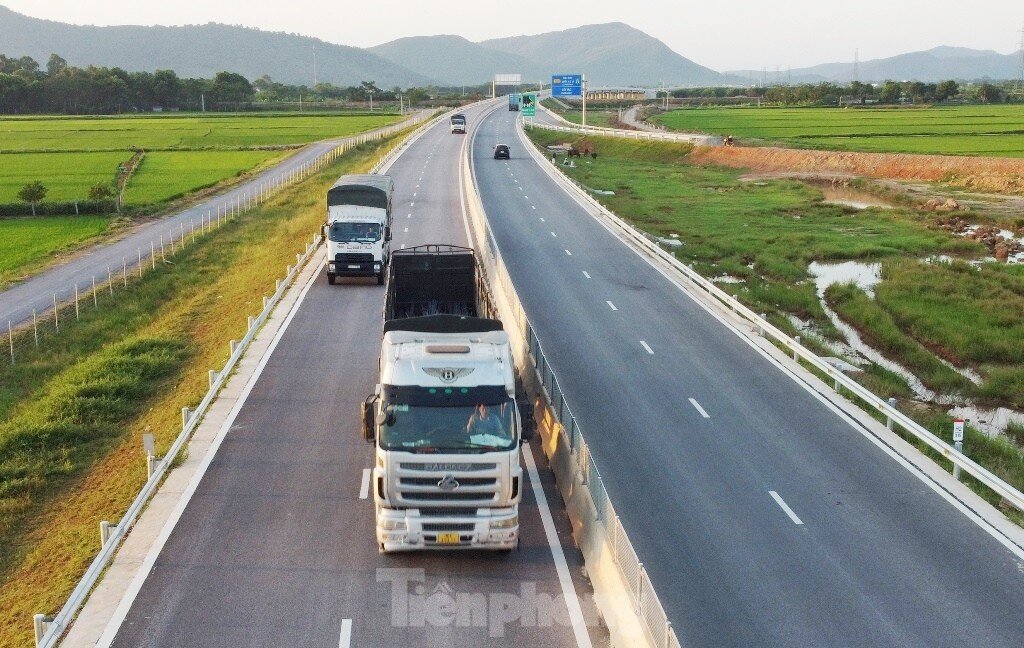 Cận cảnh 200 km cao tốc 'trắng' trạm nghỉ, cây xăng