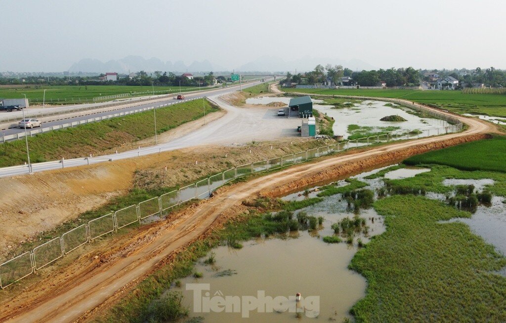 Cận cảnh 200 km cao tốc 'trắng' trạm nghỉ, cây xăng