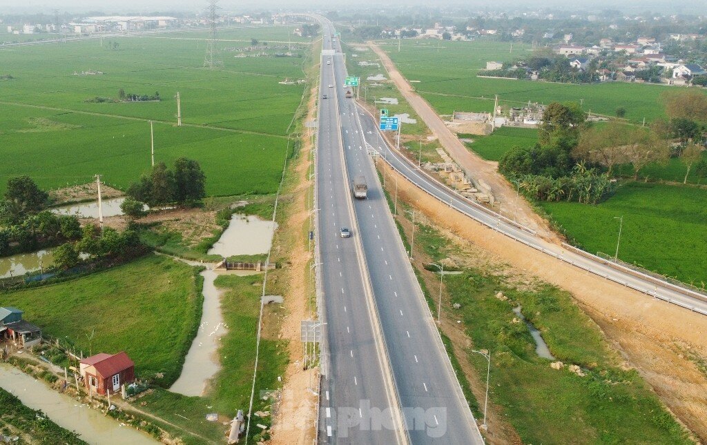 Cận cảnh 200 km cao tốc 'trắng' trạm nghỉ, cây xăng