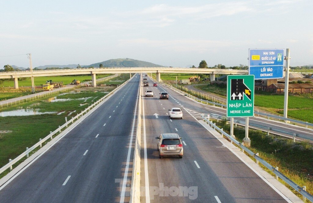 Cận cảnh 200 km cao tốc 'trắng' trạm nghỉ, cây xăng