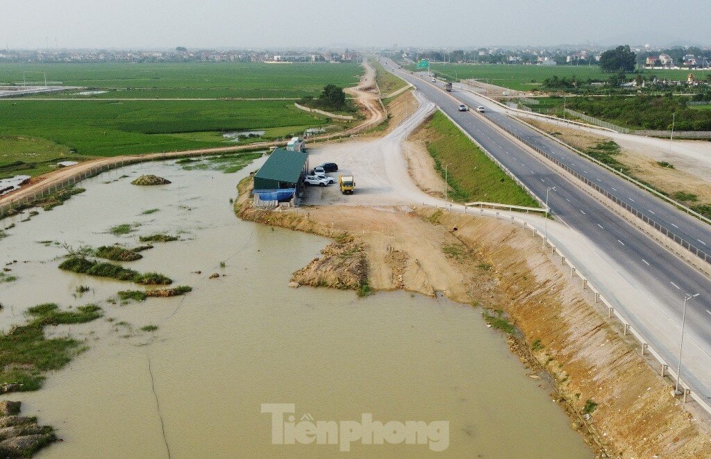 Cận cảnh 200 km cao tốc 'trắng' trạm nghỉ, cây xăng