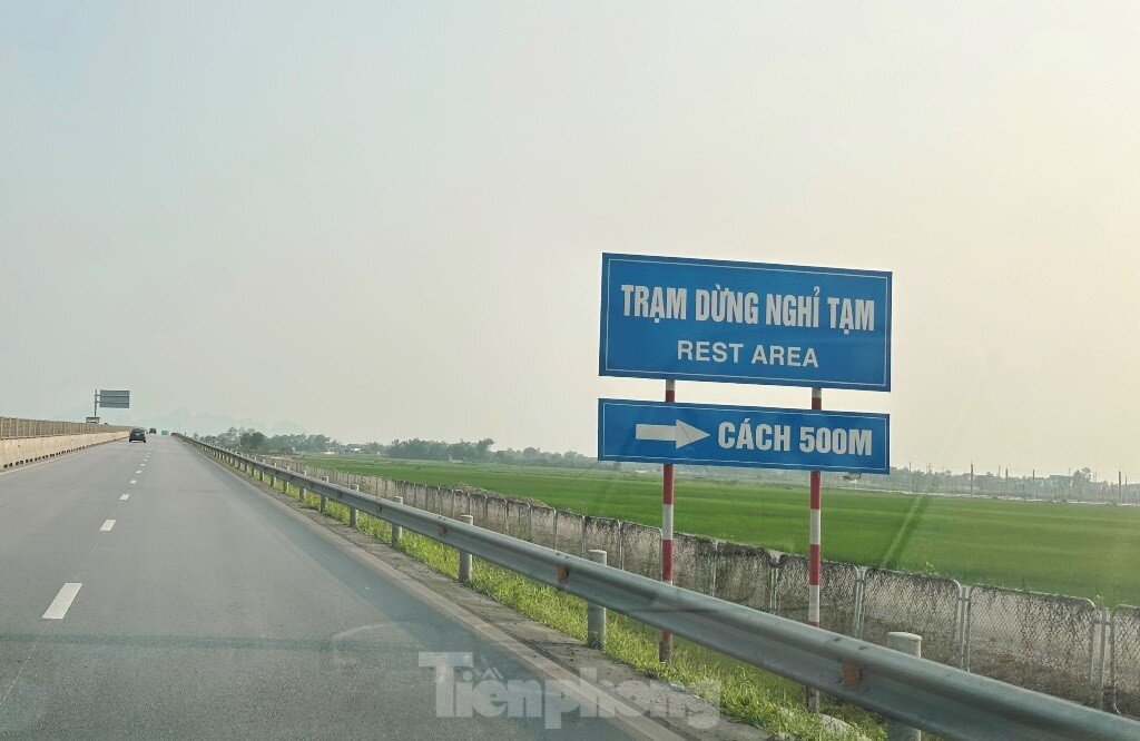 Cận cảnh 200 km cao tốc 'trắng' trạm nghỉ, cây xăng