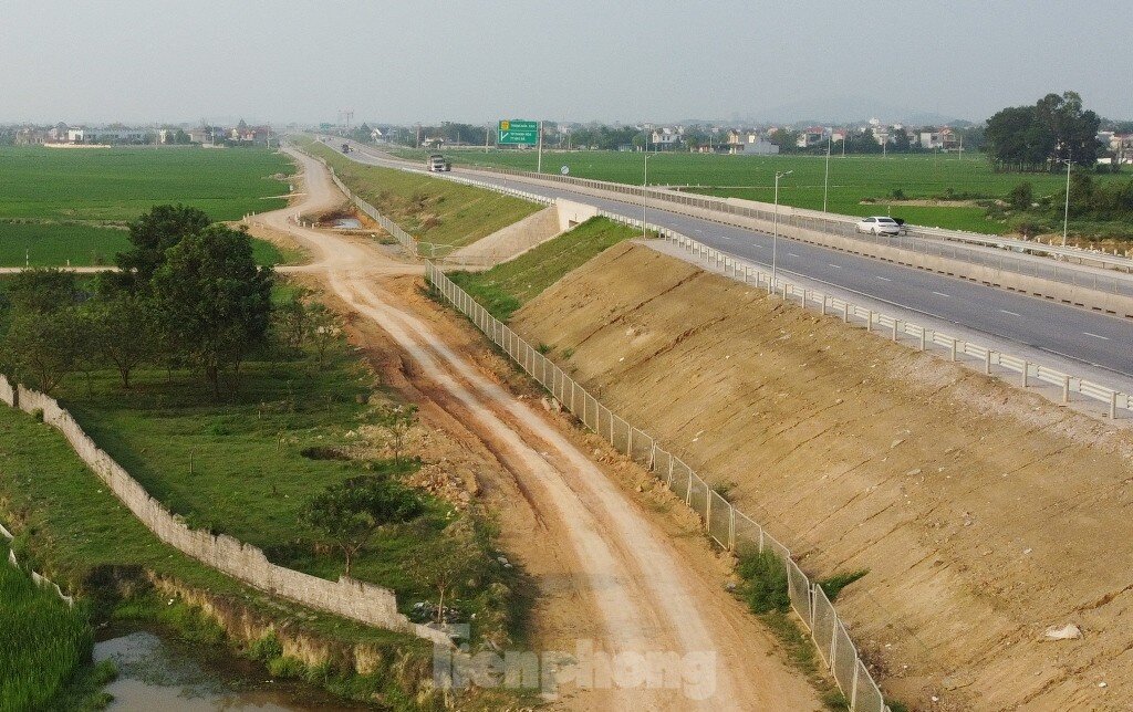 Cận cảnh 200 km cao tốc 'trắng' trạm nghỉ, cây xăng