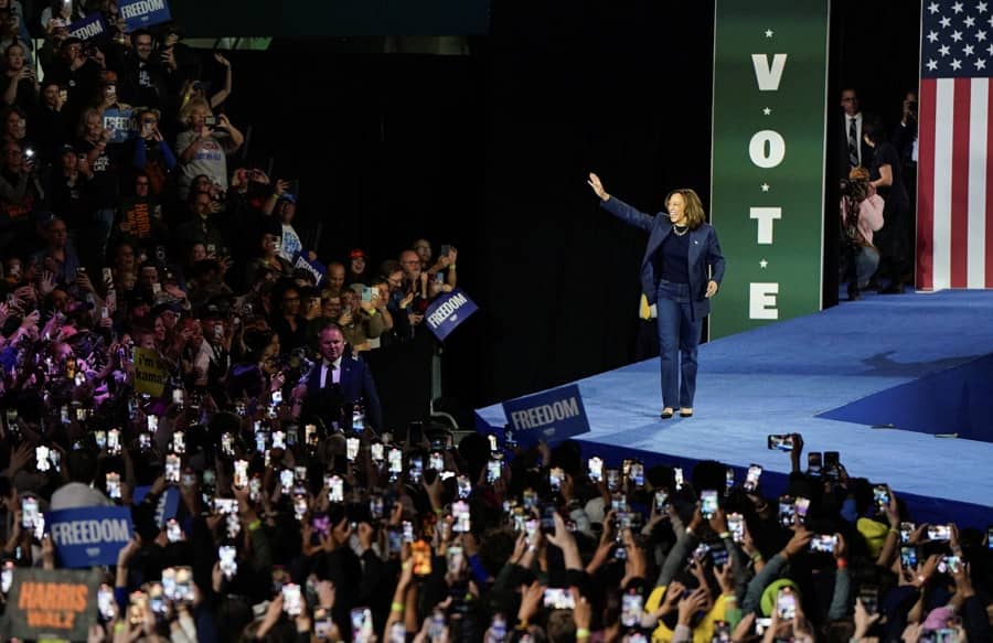 Ông Trump và bà Harris quay cuồng trong nỗ lực vận động tranh cử cuối cùng