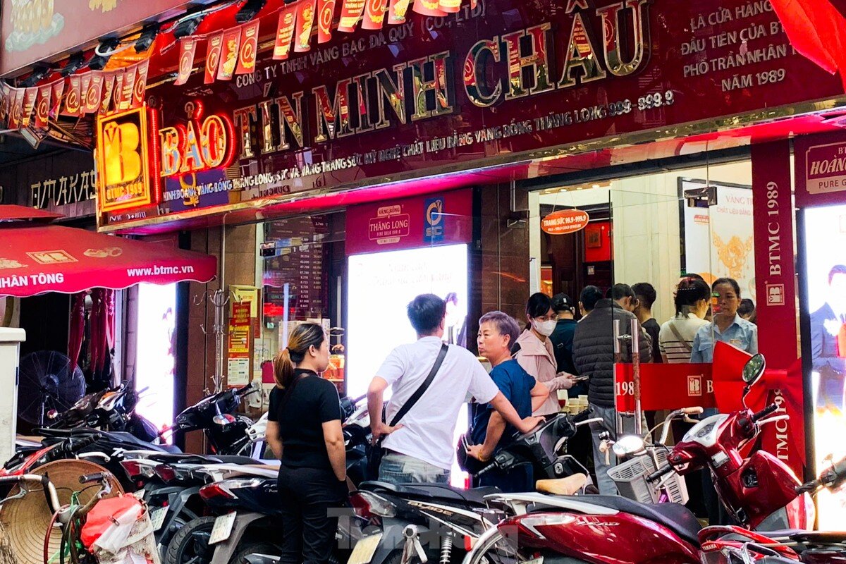 Người Hà Nội chen chúc đi mua vàng