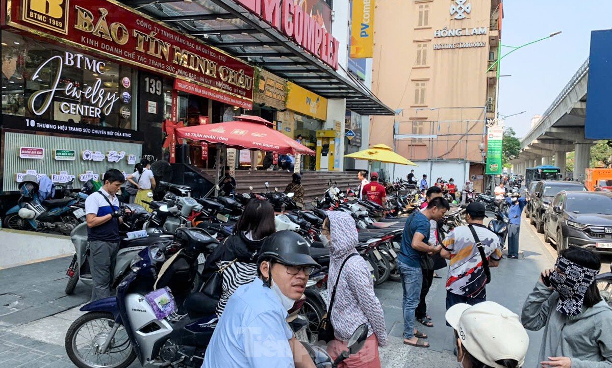 Người Hà Nội chen chúc đi mua vàng