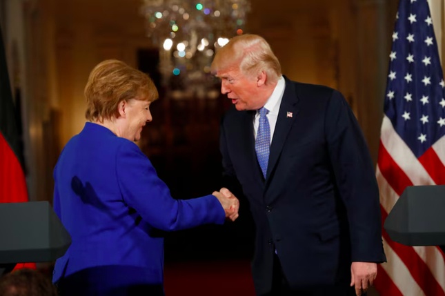 Cựu Thủ tướng Đức Merkel thừa nhận từng phải xin Giáo hoàng lời khuyên về ông Trump