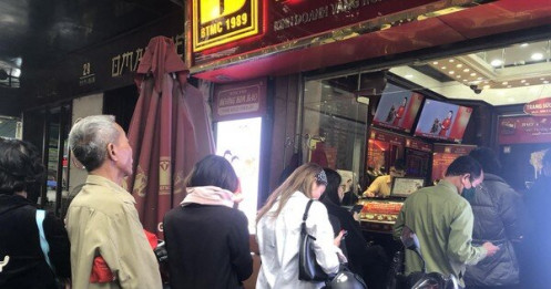 Giá vàng bất ngờ đảo chiều, nhiều người ‘đứng ngồi không yên