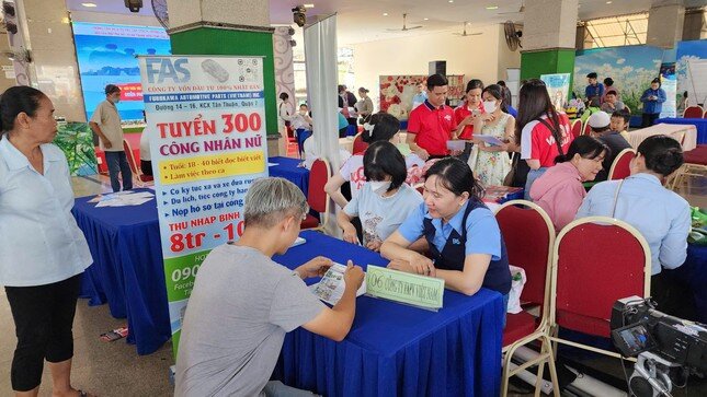 Người lao động xếp hàng tìm việc cuối năm ảnh 1