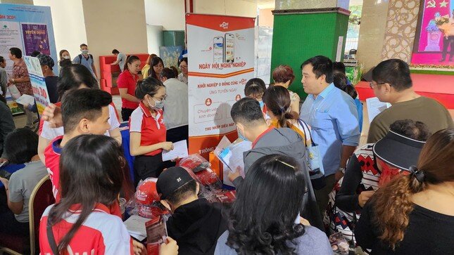 Người lao động xếp hàng tìm việc cuối năm ảnh 3