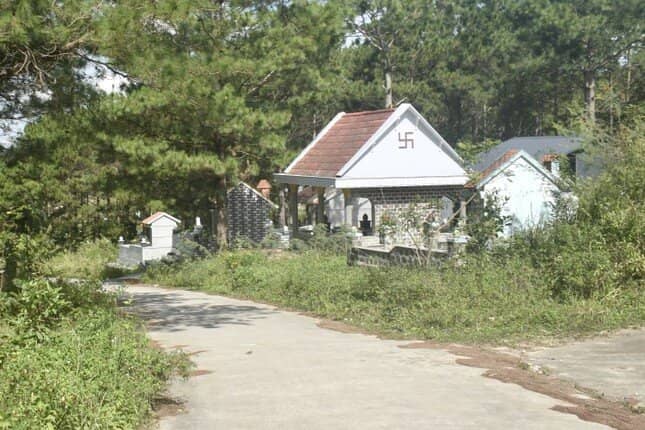 Bán đất mộ ở nghĩa trang lấy tiền tiêu xài, nhiều người bị khởi tố