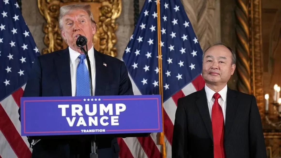 CEO Masayoshi Son của SoftBank (trái) và Tổng thống đắc cử Mỹ Donald Trump trong cuộc gặp ở Mar-a-Lago - Ảnh: AP 