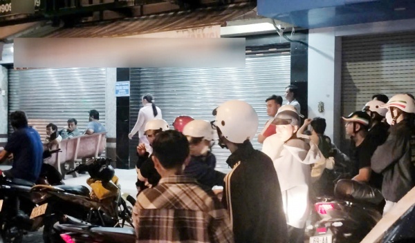 Công an khám xét một tiệm vàng ở Cà Mau