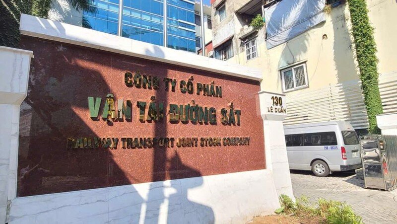 Vi sao 2 Cty Van tai Duong sat Ha Noi va Sai Gon bi huy dai chung?