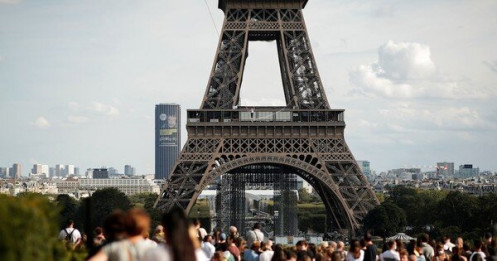 Tháp Eiffel bất ngờ bốc cháy