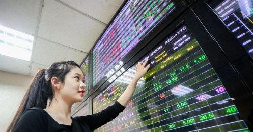 Cổ phiếu ngân hàng gánh thị trường trong phiên ‘xanh vỏ đỏ lòng’