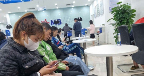 Nhiều người dân xác thực sinh trắc học tại phòng giao dịch trước 'giờ G'