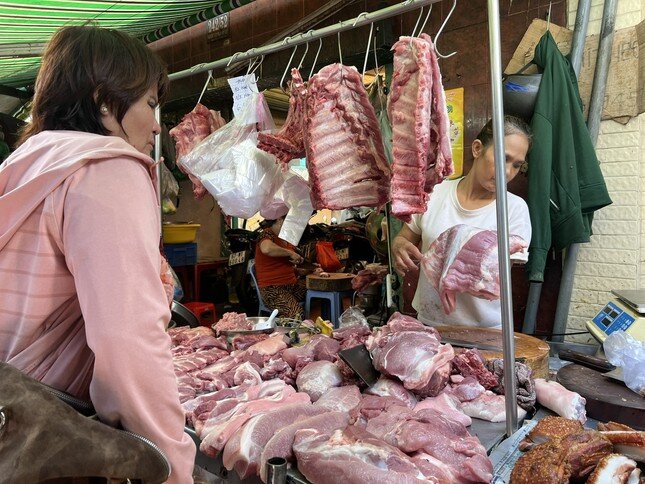 Giá thực phẩm 'nhảy múa': Người mua giật mình, tiểu thương 'đứng ngồi không yên'