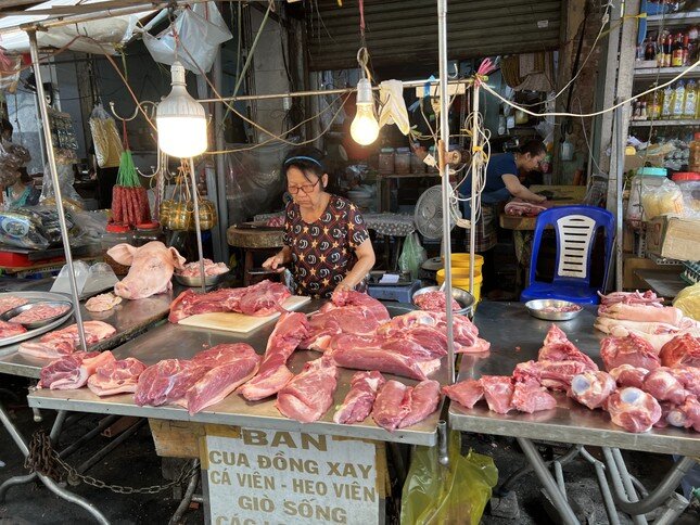 Giá thực phẩm 'nhảy múa': Người mua giật mình, tiểu thương 'đứng ngồi không yên'