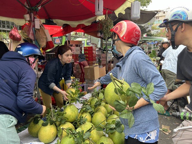 Giá thực phẩm 'nhảy múa': Người mua giật mình, tiểu thương 'đứng ngồi không yên'