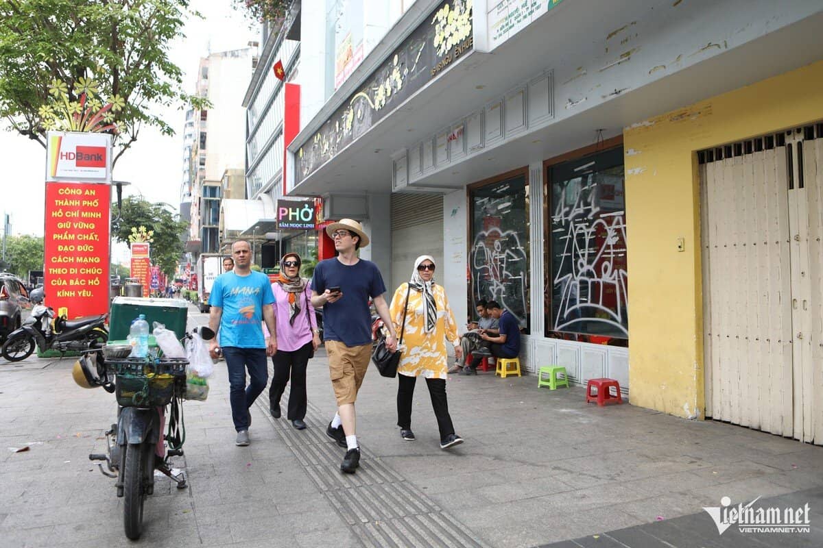 Hàng loạt mặt bằng ở TPHCM bỏ trống trên nhiều tuyến phố sầm uất