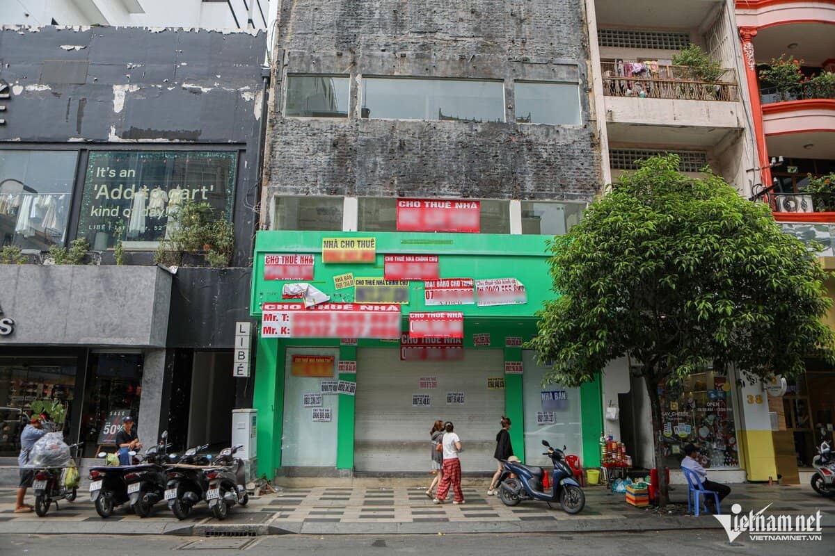 Hàng loạt mặt bằng ở TPHCM bỏ trống trên nhiều tuyến phố sầm uất