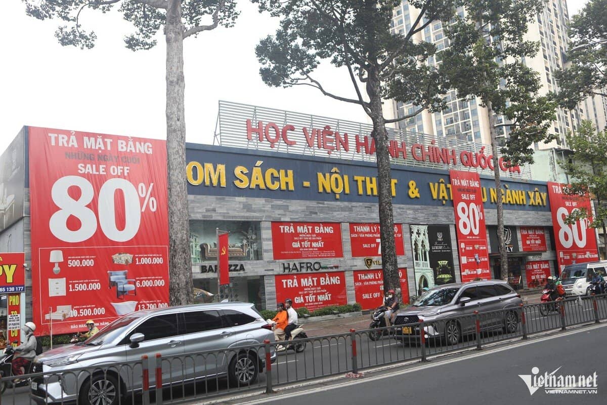 Hàng loạt mặt bằng ở TPHCM bỏ trống trên nhiều tuyến phố sầm uất