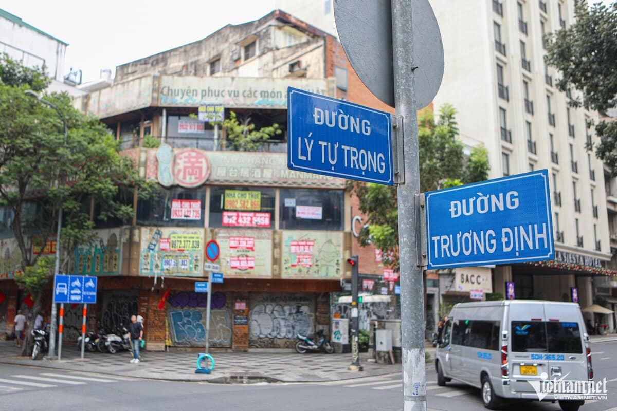 Hàng loạt mặt bằng ở TPHCM bỏ trống trên nhiều tuyến phố sầm uất