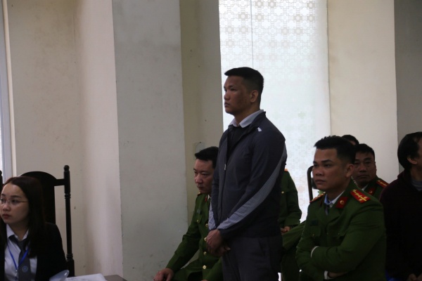 Vợ cựu Đại biểu Quốc hội Lưu Bình Nhưỡng tham dự phiên tòa với tư cách người làm chứng