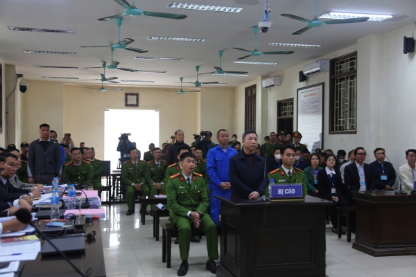 Vợ cựu Đại biểu Quốc hội Lưu Bình Nhưỡng tham dự phiên tòa với tư cách người làm chứng
